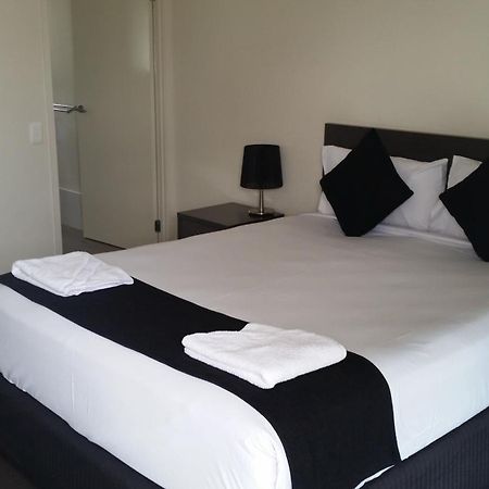 Dooleys Tavern And Motel Capella Bagian luar foto