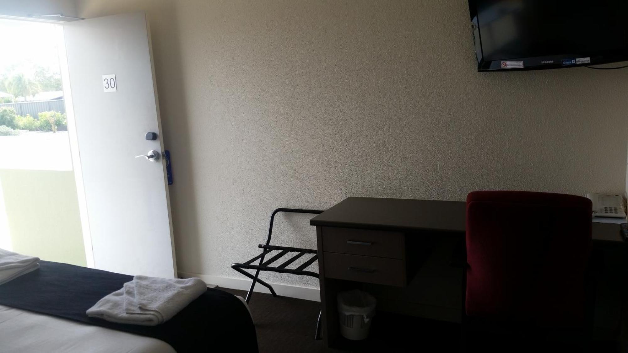 Dooleys Tavern And Motel Capella Bagian luar foto